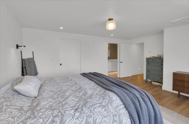 Building Photo - 4Bd/3.25Ba Shoreline House
