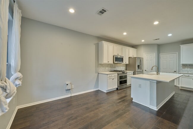 Building Photo - 87 Benedict Canyon Loop