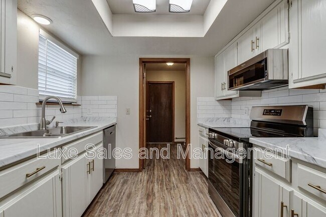 Building Photo - 1705 N Gleason Ave