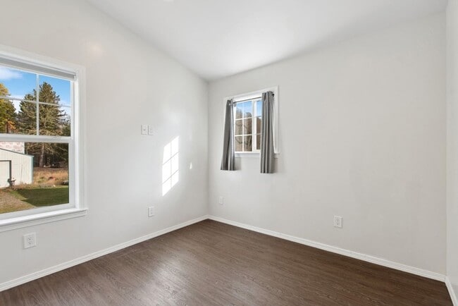 Building Photo - 2 bedroom, 1 bath apartment, close to downtown Whitefish