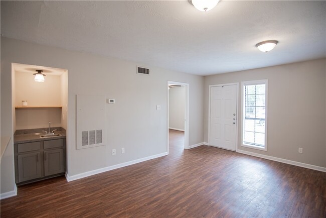 Building Photo - 1902 Woodsman Dr