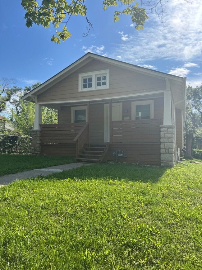 Primary Photo - 2 Bed 1 Bath House!! $995.00