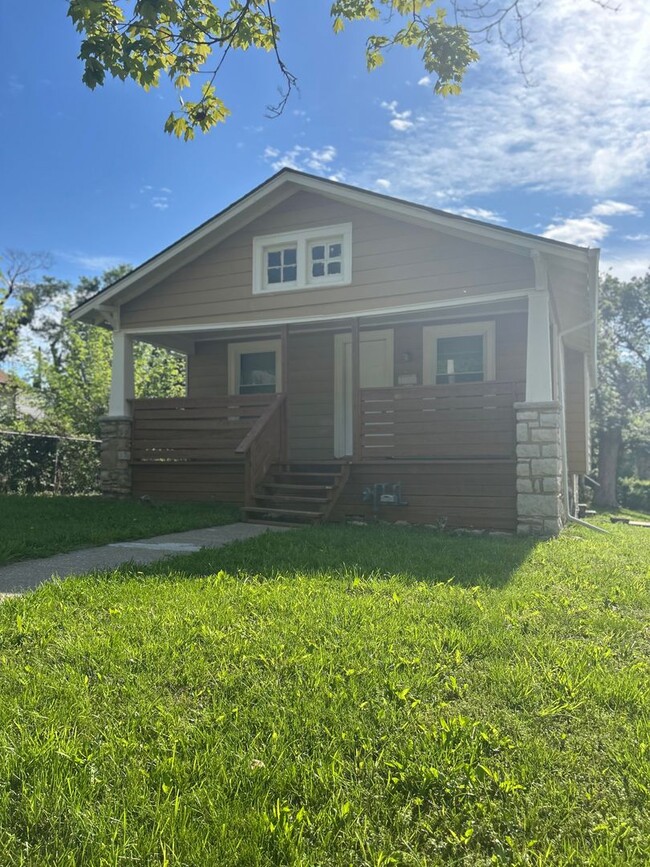 Primary Photo - Coming Soon!! 2 Bed 1 Bath House!! $1063.00