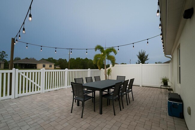 Building Photo - 5635 NW Pine Trail Cir