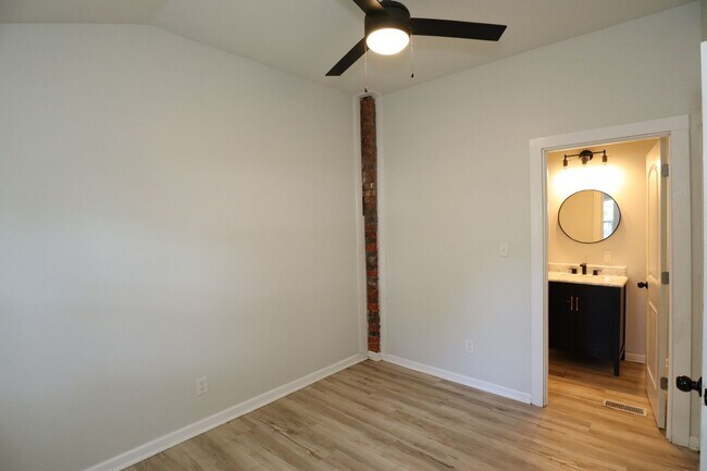 Building Photo - 126-128 N Colorado Ave