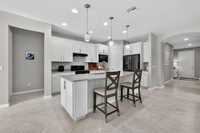 Building Photo - 540 SE Monet Dr