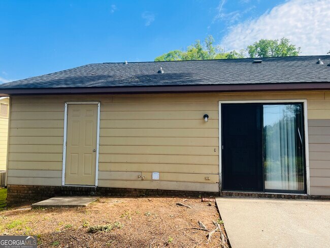 Building Photo - 104 Peachtree Ct
