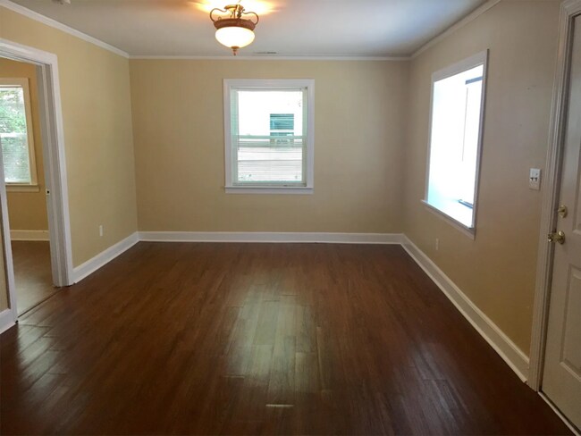 Building Photo - Beautiful 2 Bedroom 1 Bathroom Home with S...