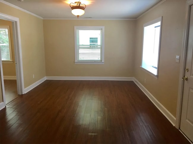 Building Photo - Beautiful 2 Bedroom 1 Bathroom Home with Spacious Living and Backyard