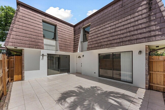 Building Photo - 7683 Courtyard Run W