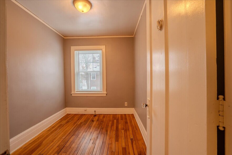 Building Photo - 913 Alter Rd