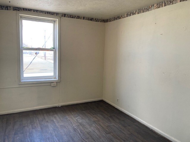 Building Photo - 375 N Walnut St