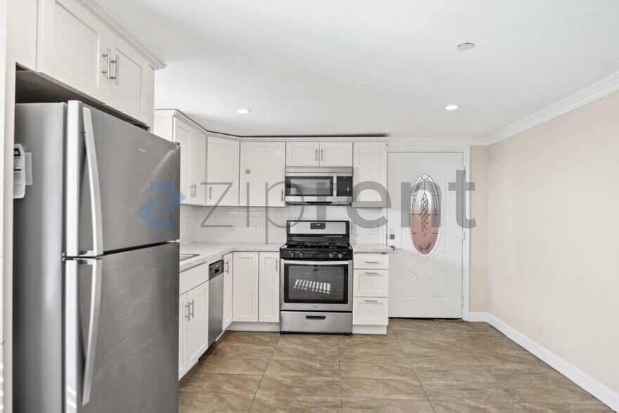 Building Photo - Unit A
