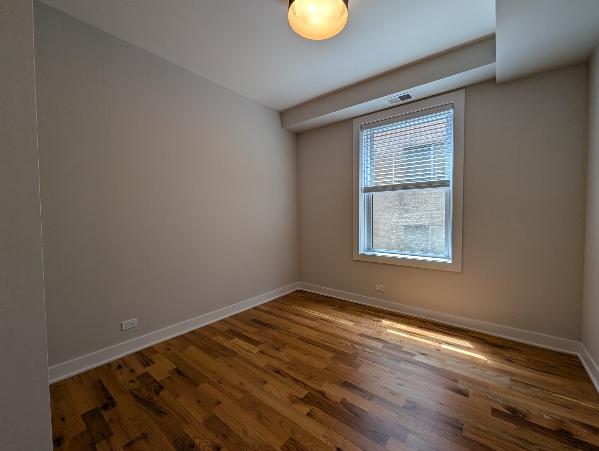 Building Photo - 648 W Wrightwood Ave