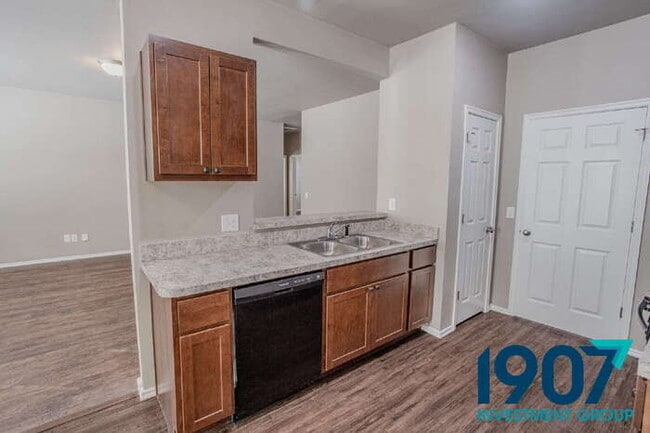 Building Photo - Contemporary 3-Bedroom Home in Yukon – Modern Finishes & Open Layout! - NO PETS - MOVE IN NOW, PA...