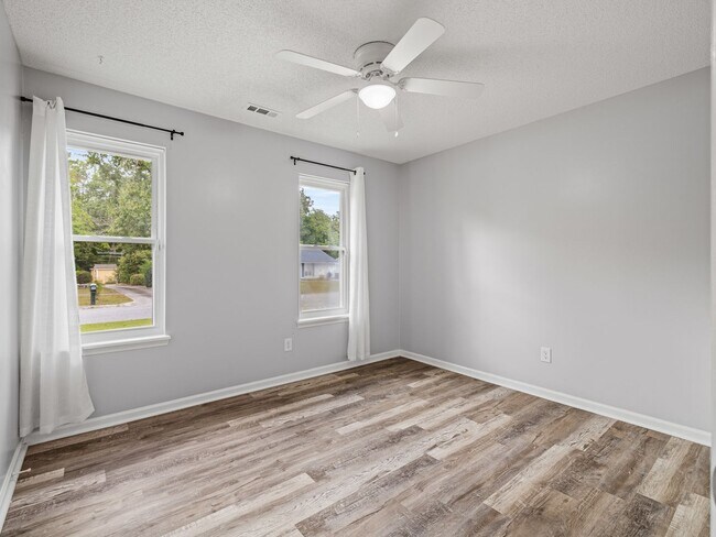 Building Photo - Charming 3 Bedroom Home!