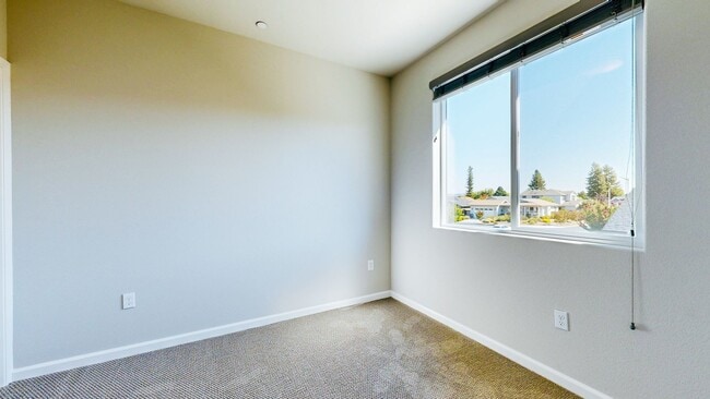 Building Photo - Rare Santa Rosa Four Bedroom house in Desi...