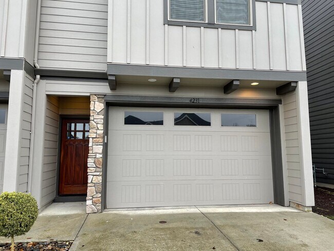 Building Photo - LUXURY 4 BD TOWNHOME! GATED PARKER VILLAGE...