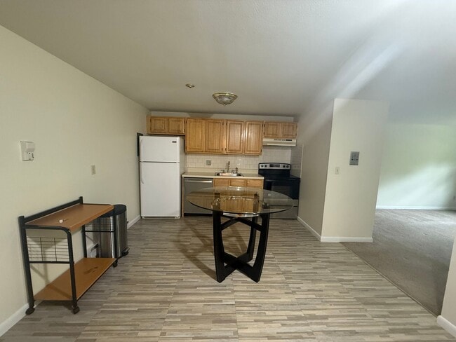 Building Photo - Bright & Modern 1 Bedroom Condo in quiet, ...