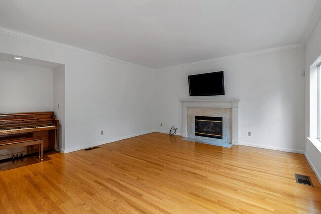 Building Photo - 302 Tadley Ct