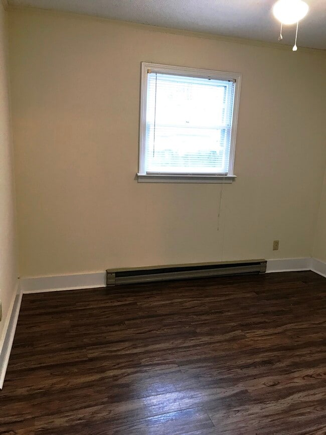 Building Photo - 406 Old Central Rd