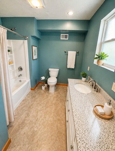 Building Photo - 635 Valley St