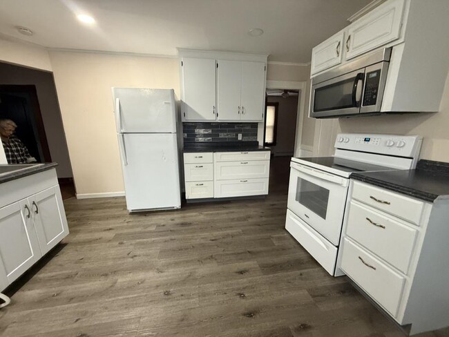 Building Photo - 672 Central St