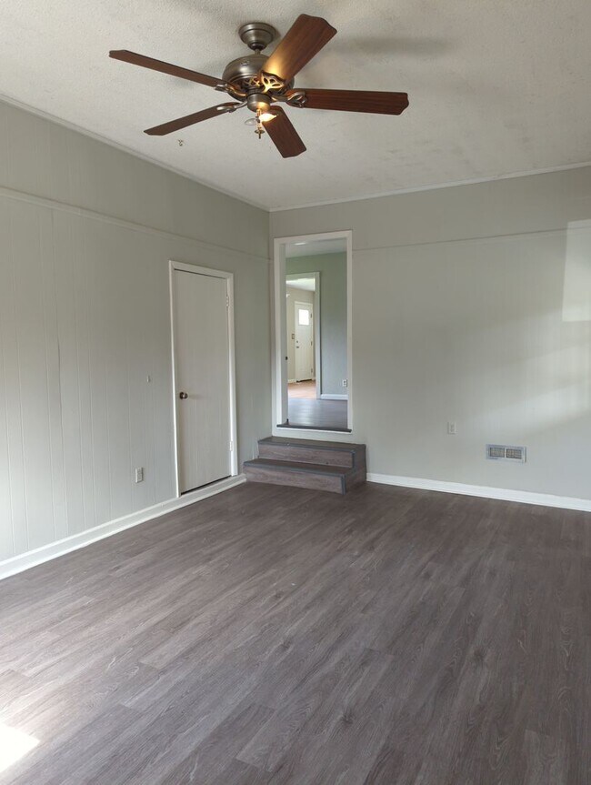 Building Photo - Spacious Rossville House