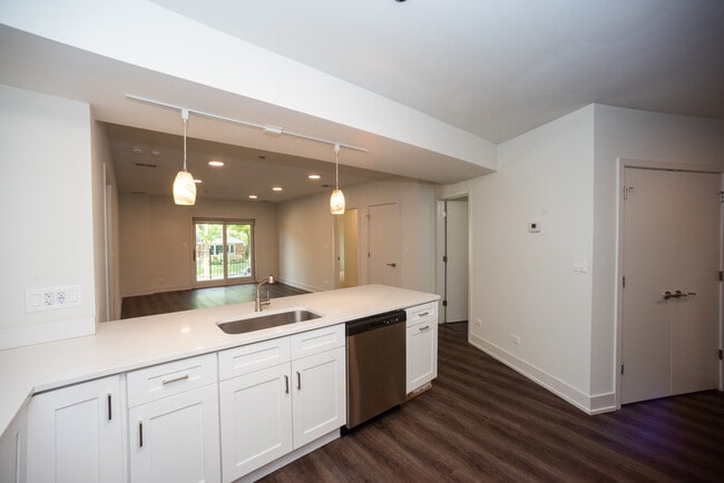 Building Photo - 1212 Vine Ave
