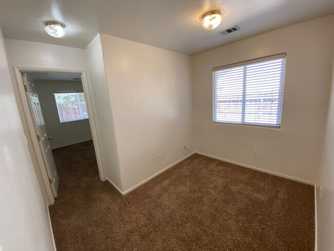 Building Photo - 3848 E Oak Ave