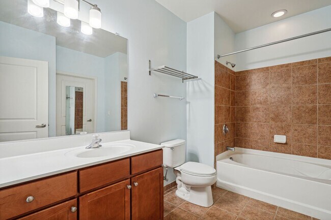 Building Photo - Available Now! High End 1 bed/ 1 bath with Parking! 24 hour concierge!