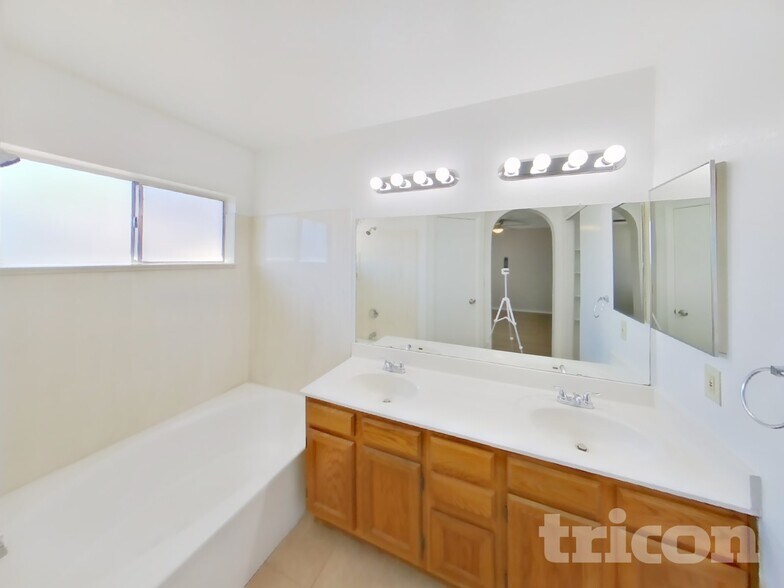 Building Photo - 6219 W North Ln