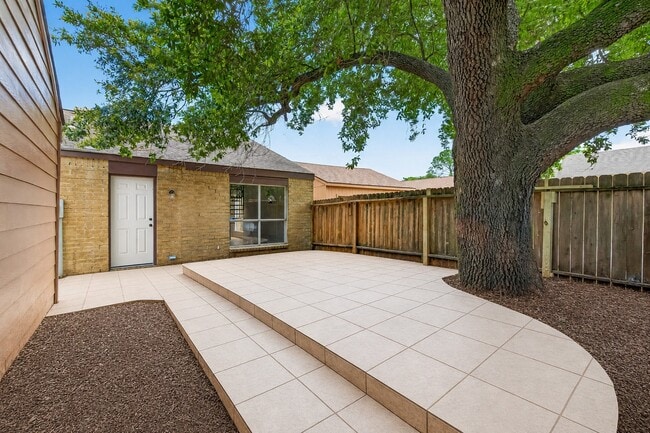 Building Photo - 8632 Maplecrest Dr