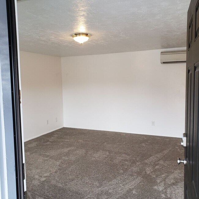 Building Photo - 1 B/ 1B Pet Friendly Apartment South of BYU
