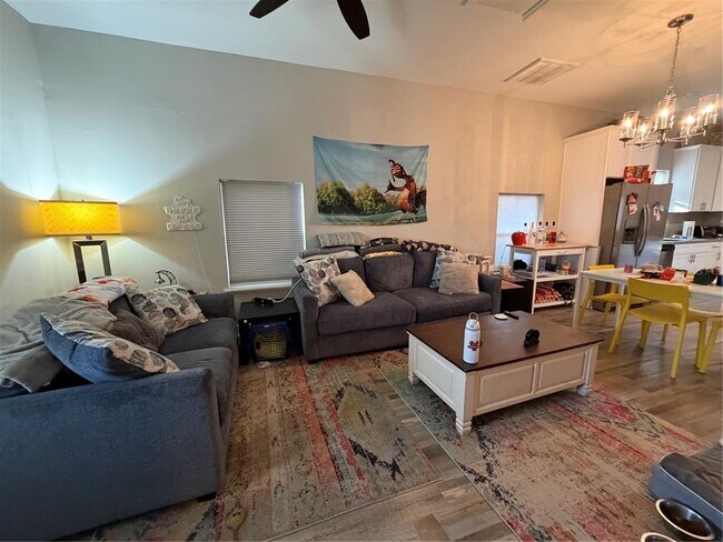 Building Photo - 2341 W Walnut St