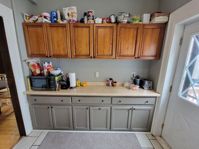 Building Photo - AVAILABLE JUNE -  4 Bed 1 Bath Townhome