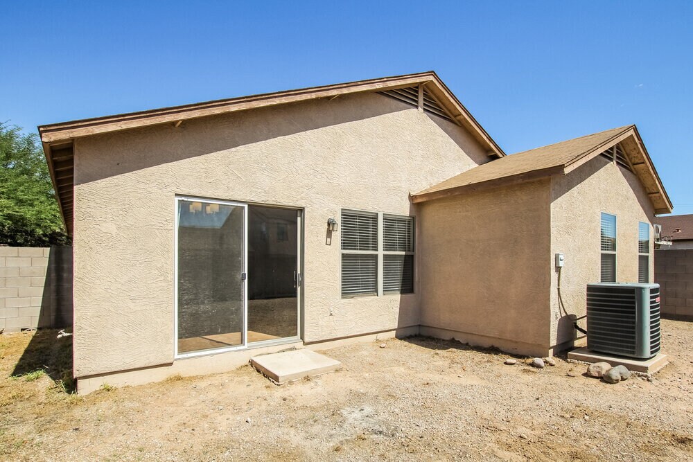 Building Photo - 11621 W Bloomfield Rd