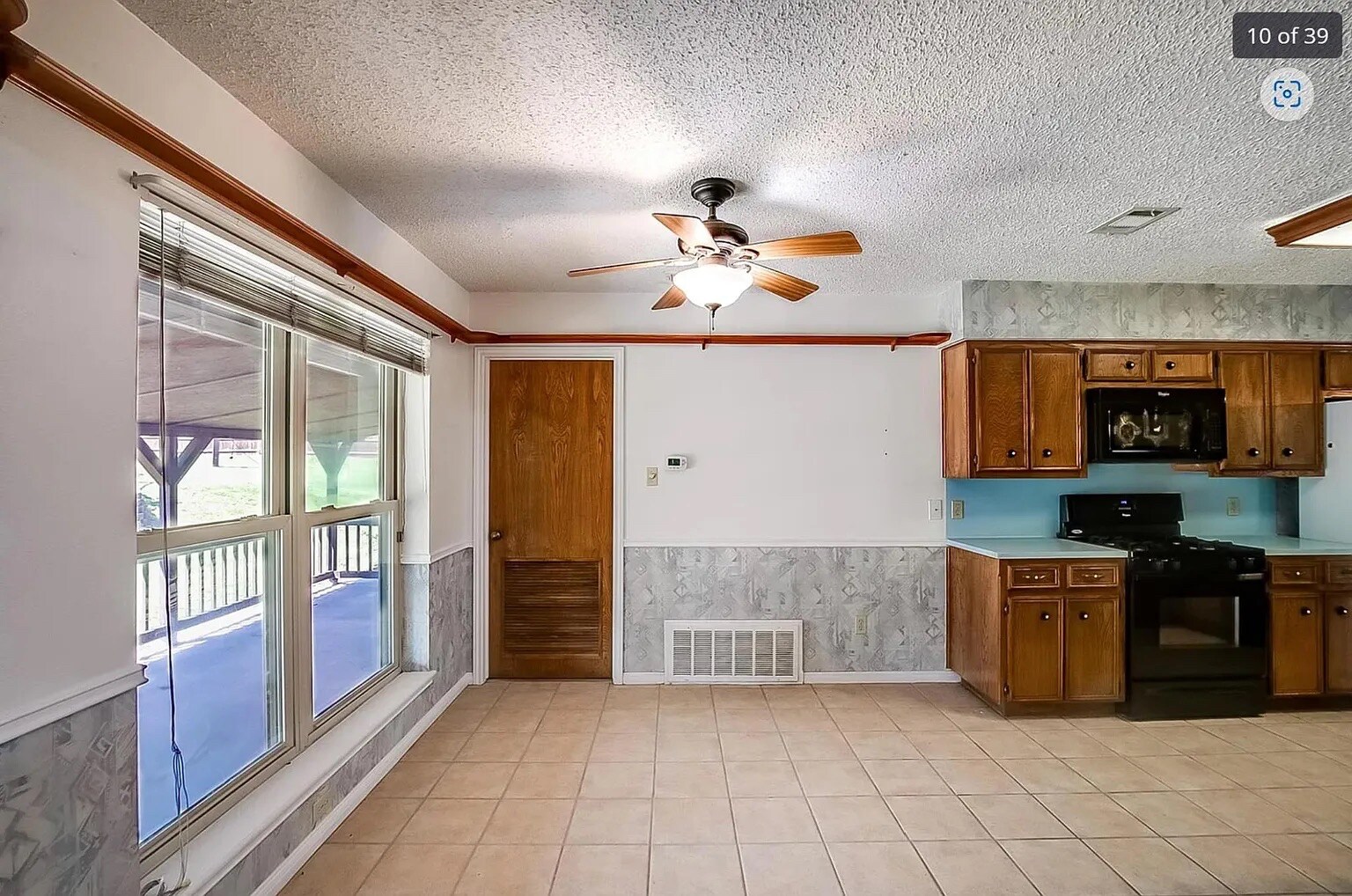 Building Photo - Room in House on Magic Hill Dr
