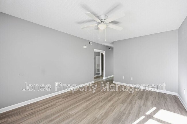 Building Photo - 905 Chimneys Ln