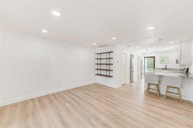 Building Photo - 215 Valencia Blvd