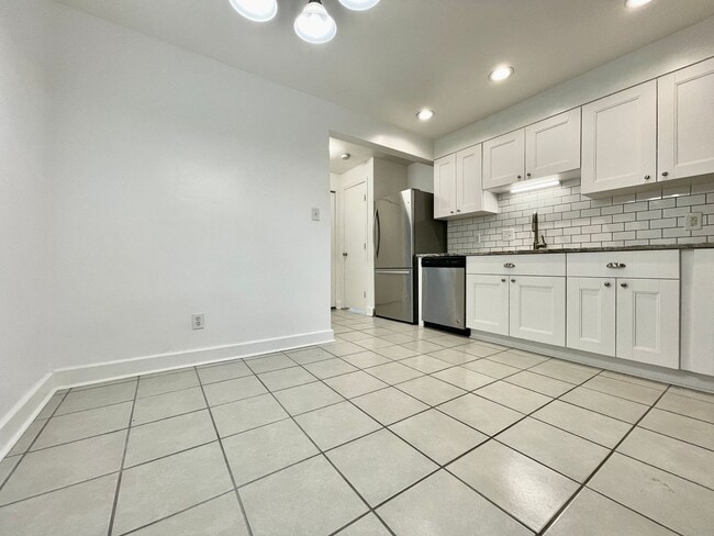 Building Photo - 5621 Larry Ave