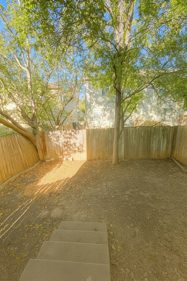 Building Photo - Beautiful Town Home in the Heart of San An...