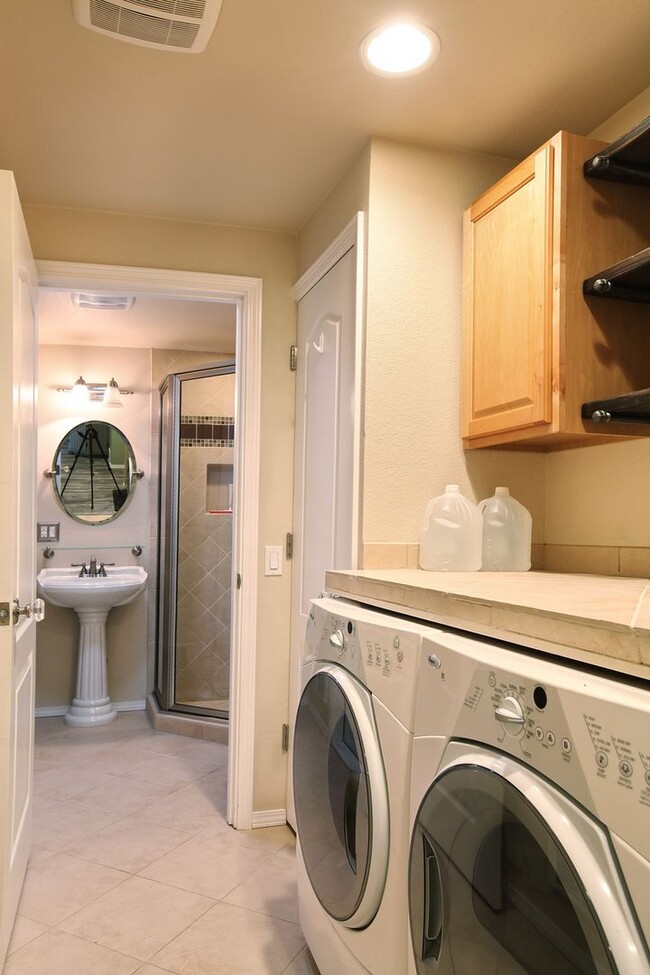 Building Photo - Beautiful Home in Gleneagle Neighborhood
