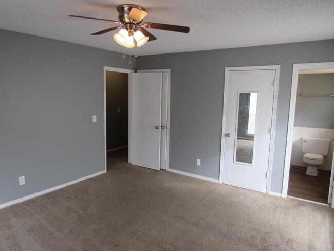 Building Photo - 8705 Countryshire Lane - Unit #1