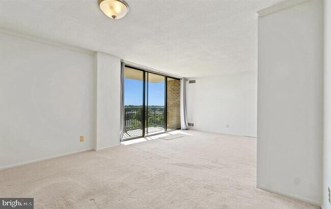 Building Photo - 118 Monroe St