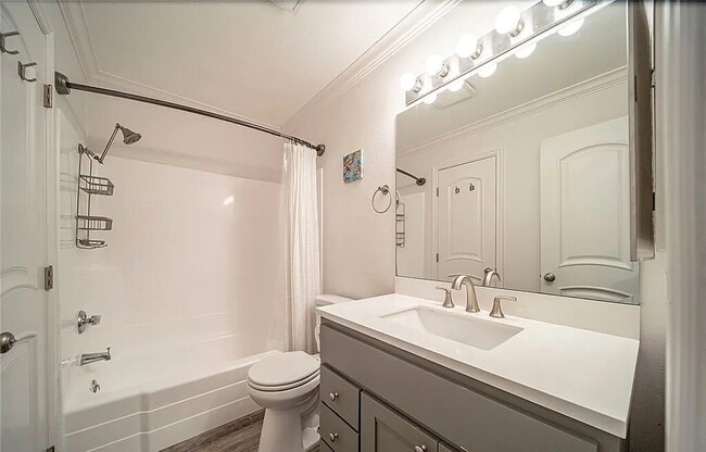 Building Photo - Well-Appointed Unit with Quality Finishes