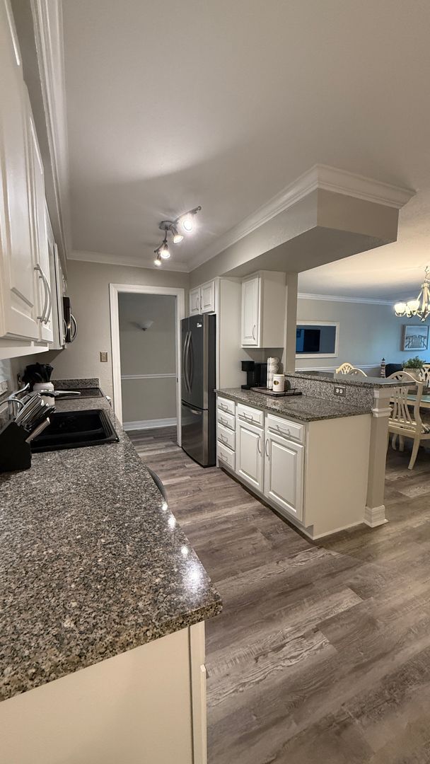 Building Photo - Charming 2/2 Seasonal Rental in Sarasota – Minutes from the Beach! Private Courtyard Included!!