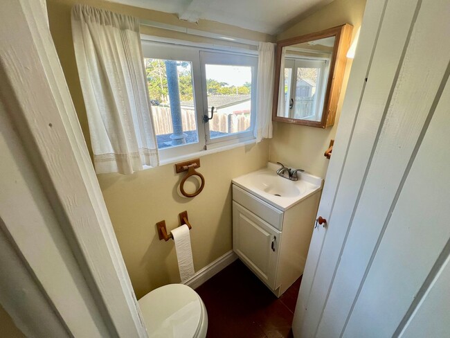 Building Photo - Charming 2 bedroom home in Pacific Grove!