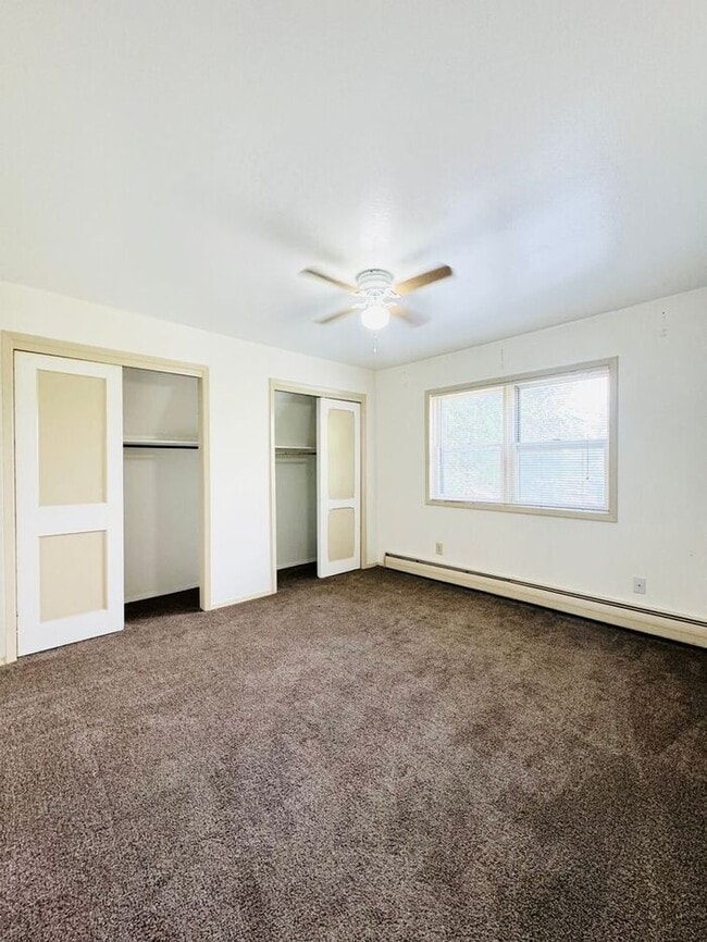 Building Photo - Beautiful 3 Bed 1.5 Bath Townhome in a Ren...