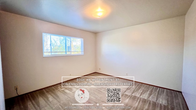 Building Photo - Spacious top floor 2 bedroom, walking dist...